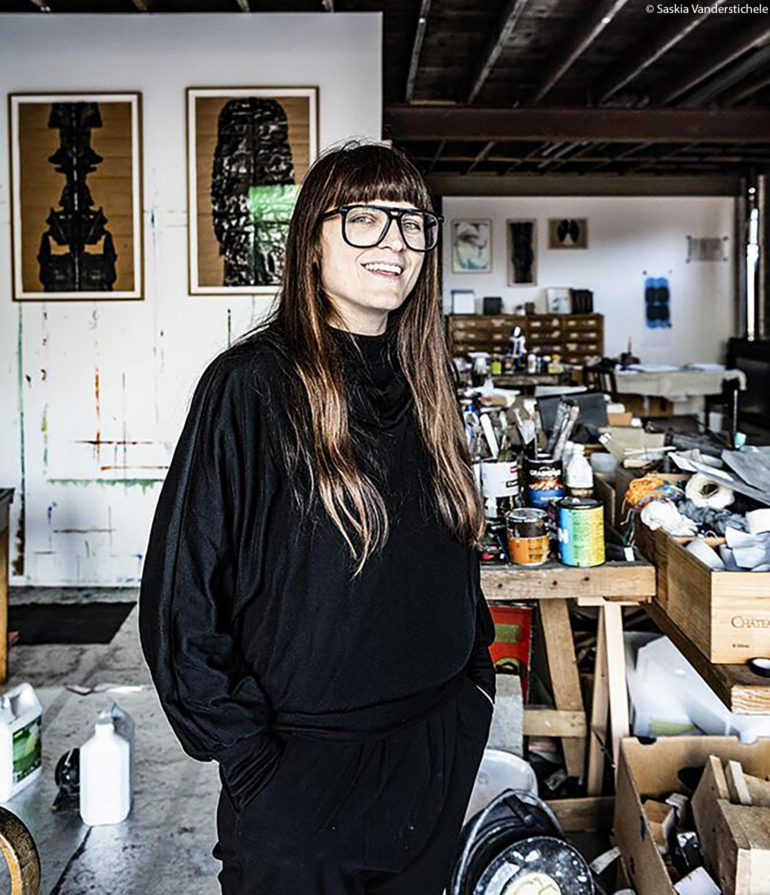 portret van Leen Van Tichelen in haar atelier