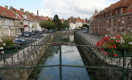 La rue du Port et le quai de la Manutention longeant le Canal de