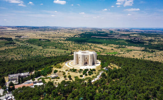 Vista aerea di castel del monte, patrimonio unesco, puglia