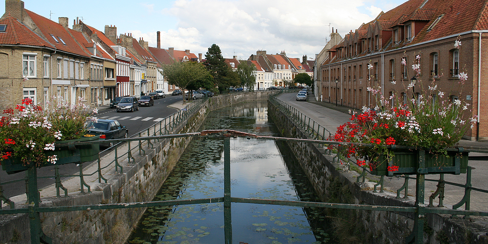 kanaal met bloemen op de brug in Bergues