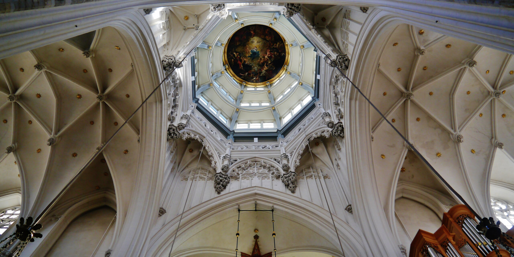 binnenzicht op de koepel van de kathedraal van Antwerpen