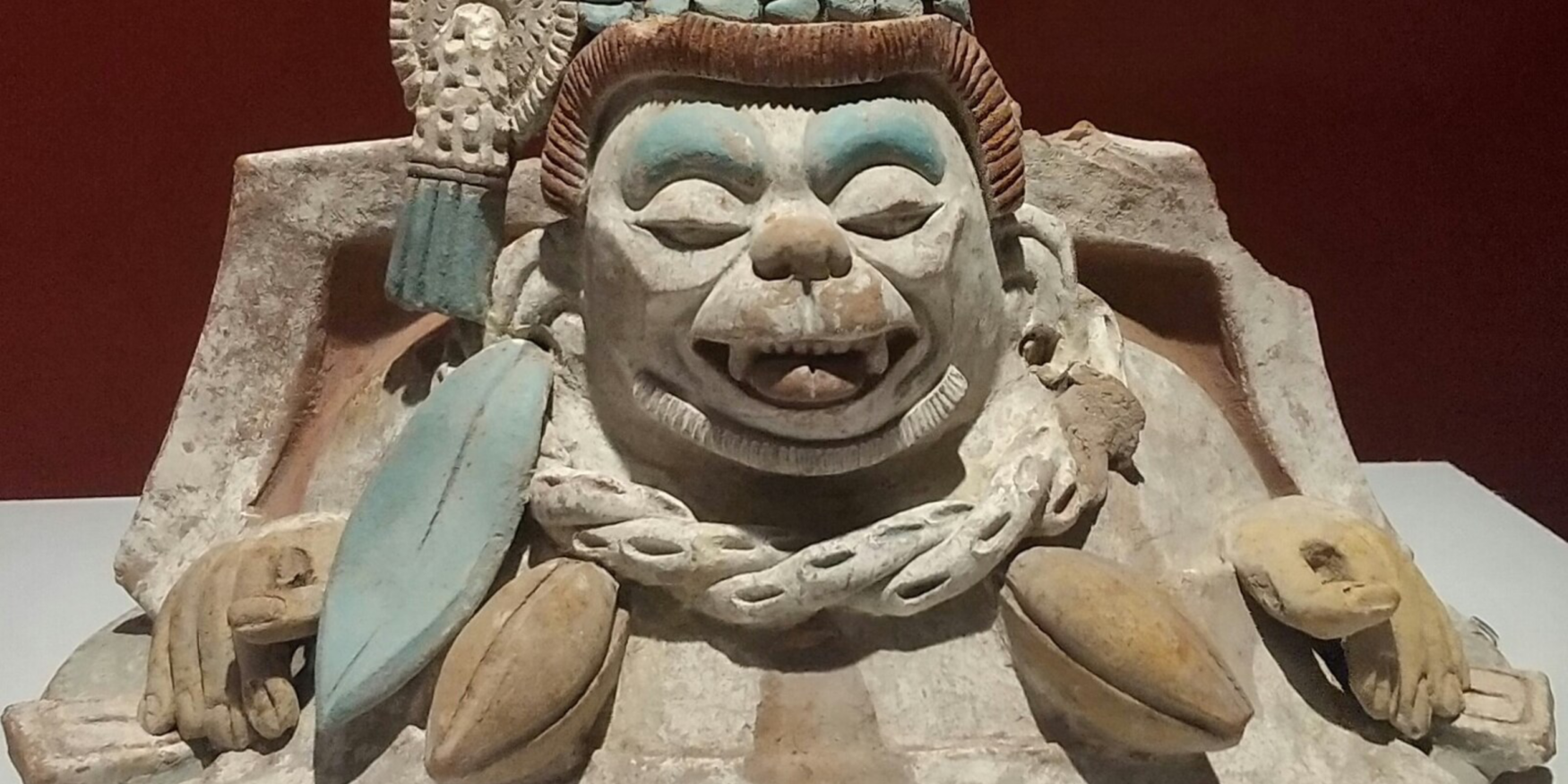 mayabeeldje met cacaobonen