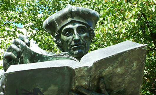 detail van een standbeeld van Erasmus