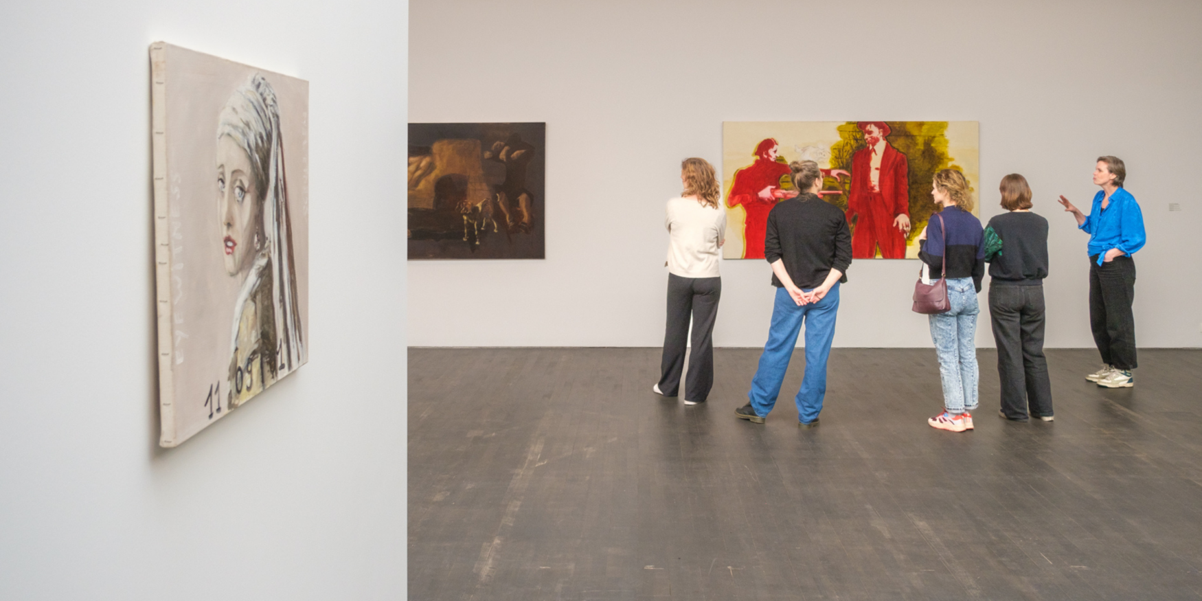 enkele mensen luisteren naar een gids in het MSK Gent