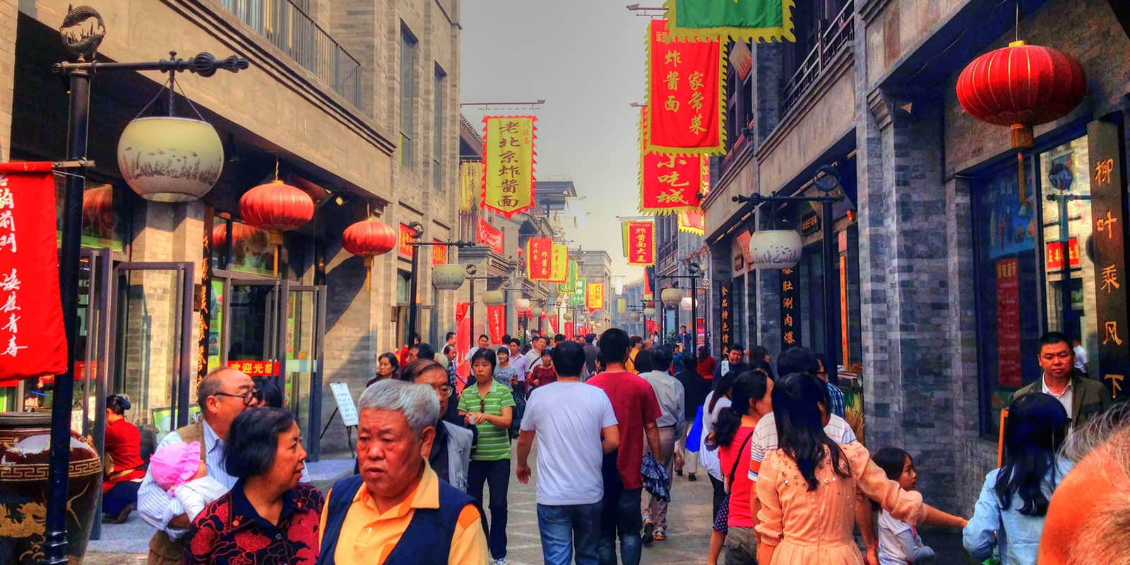 mensen in Qianmen street in Beijing
