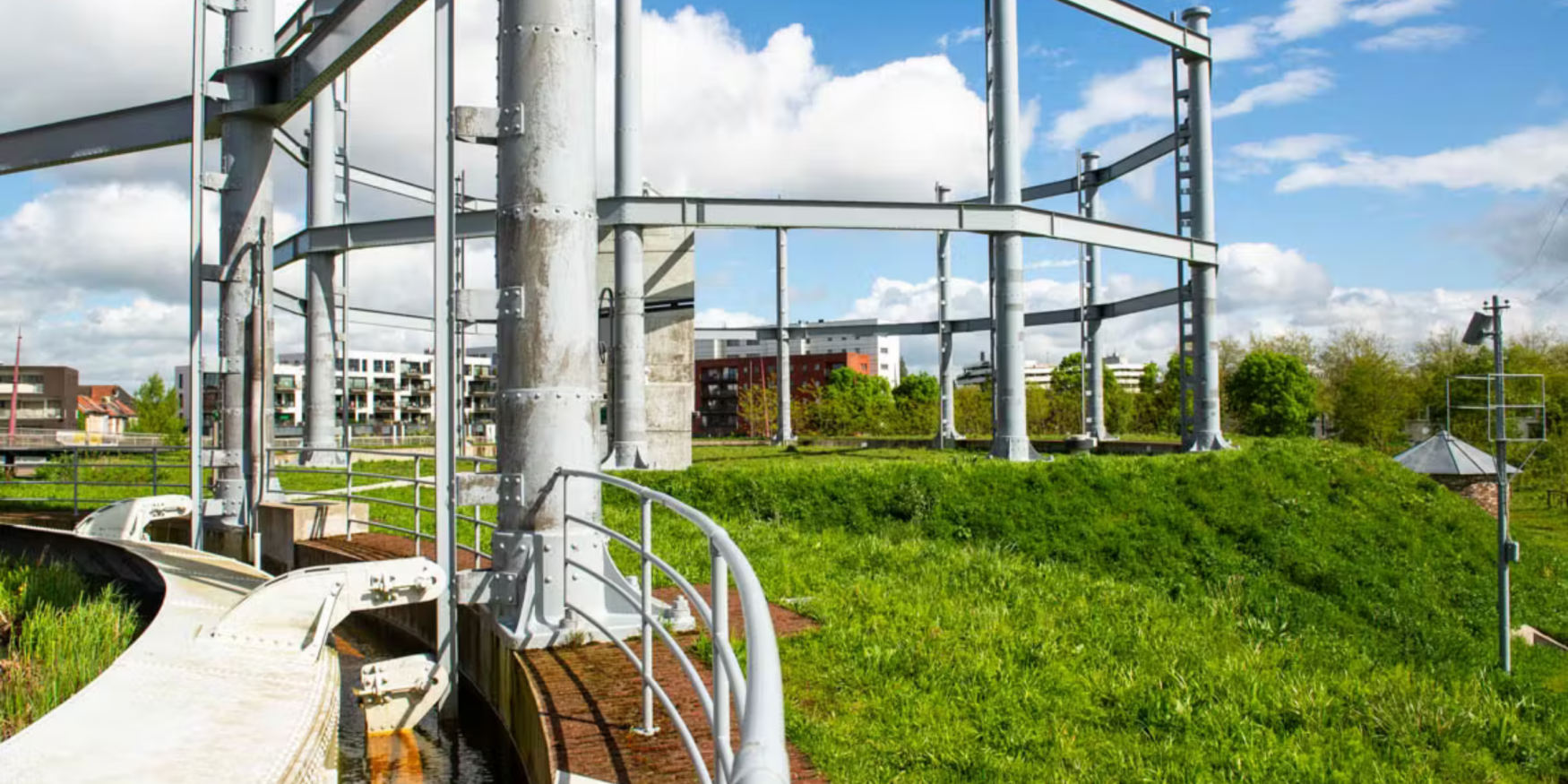 een gashouder langs een kanaal