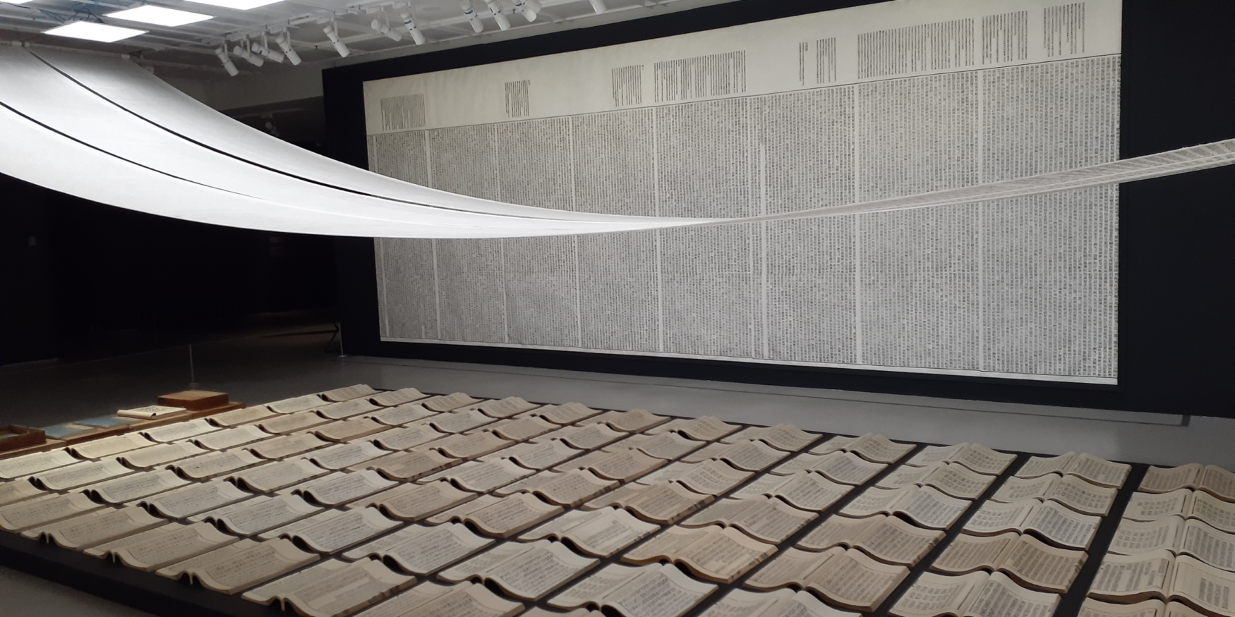 Chinees kunstwerk met liggende en hangende teksten