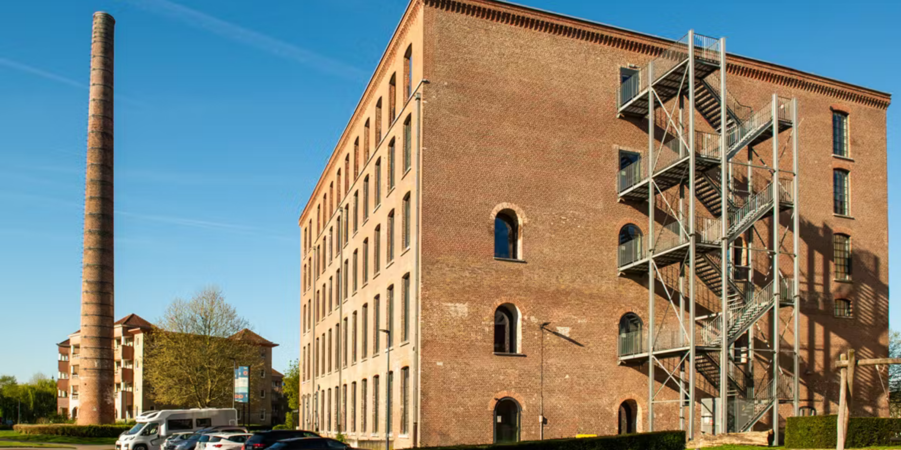 industrieel gebouw en schoorsteen