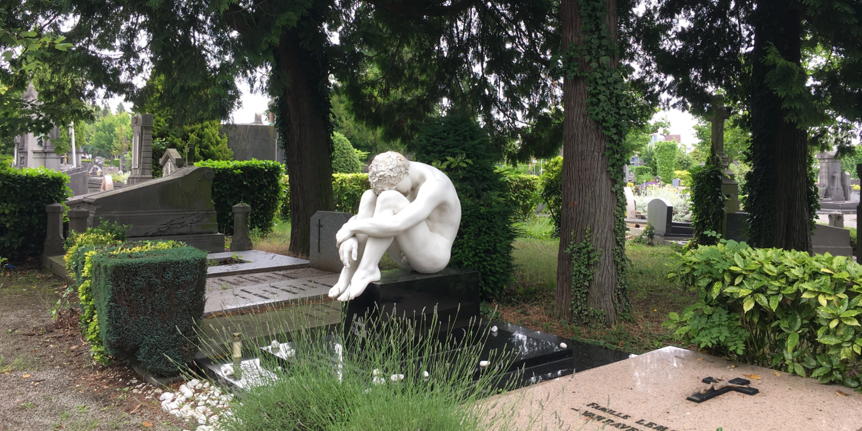 beeld van een naakte jongeman op de begraafplaats van Ukkel (Diegem)