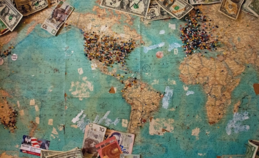 wereldkaart met pinnen en geld