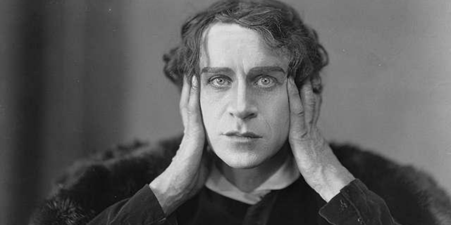 foto van een acteur die de rol van Hamlet vertolkt