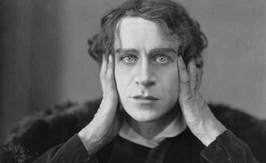 foto van een acteur die de rol van Hamlet vertolkt