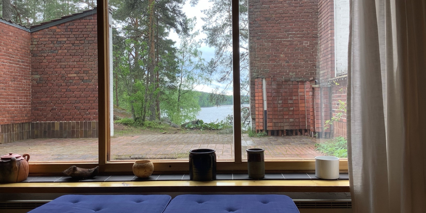 zicht van binnen naar buiten in een huis van architect Alvar Aalto