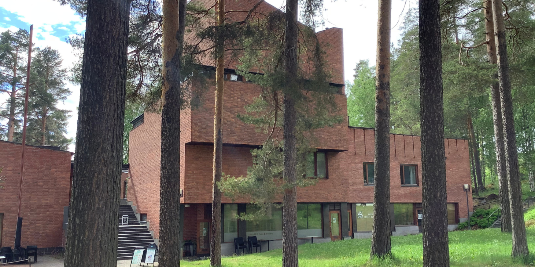 gebouw van architect Alvar Aalto tussen de bomen