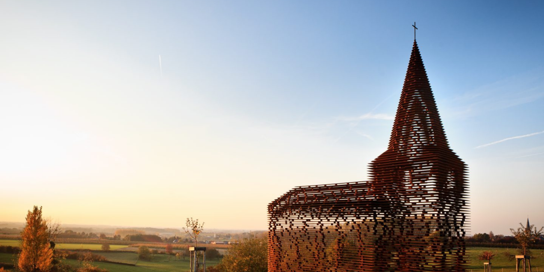 het kunstwerk "Reading between the Lines", ook wel bekend als de doorkijkkerk, gecreëerd door het Belgische architectenduo Gijs Van Vaerenbergh.