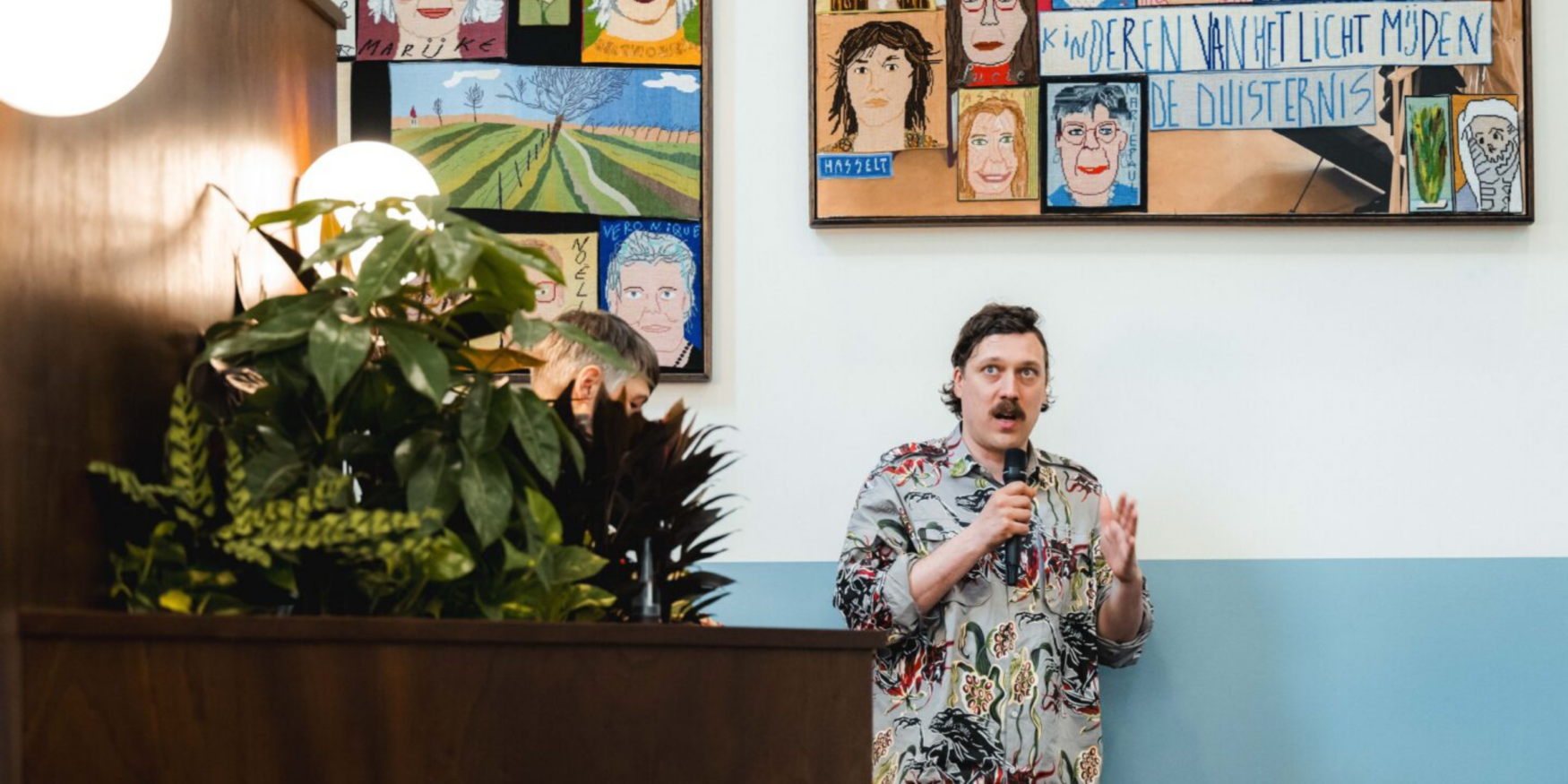 Klaas Rommelaere, een Belgische textielkunstenaar, tijdens een lezing