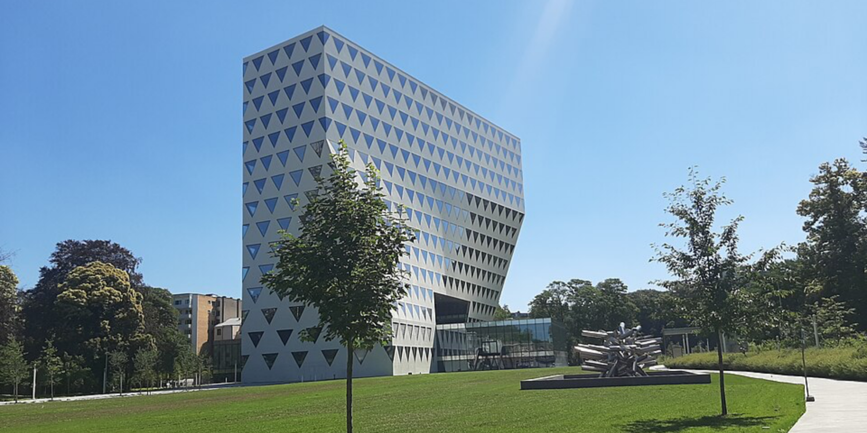 het Provinciehuis in Antwerpen met tuin en kunstwerk op de voorgrond