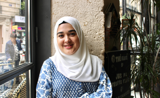 portret van Maide Taşlıderet, architect en gepassioneerd verteller over de kracht van kunst en architectuur om mensen te verbinden.