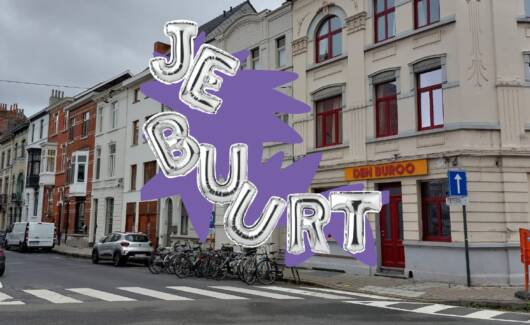 straatbeeld waarop de woorden "JE BUURT" zijn geplaatst in zilverkleurige ballonletters