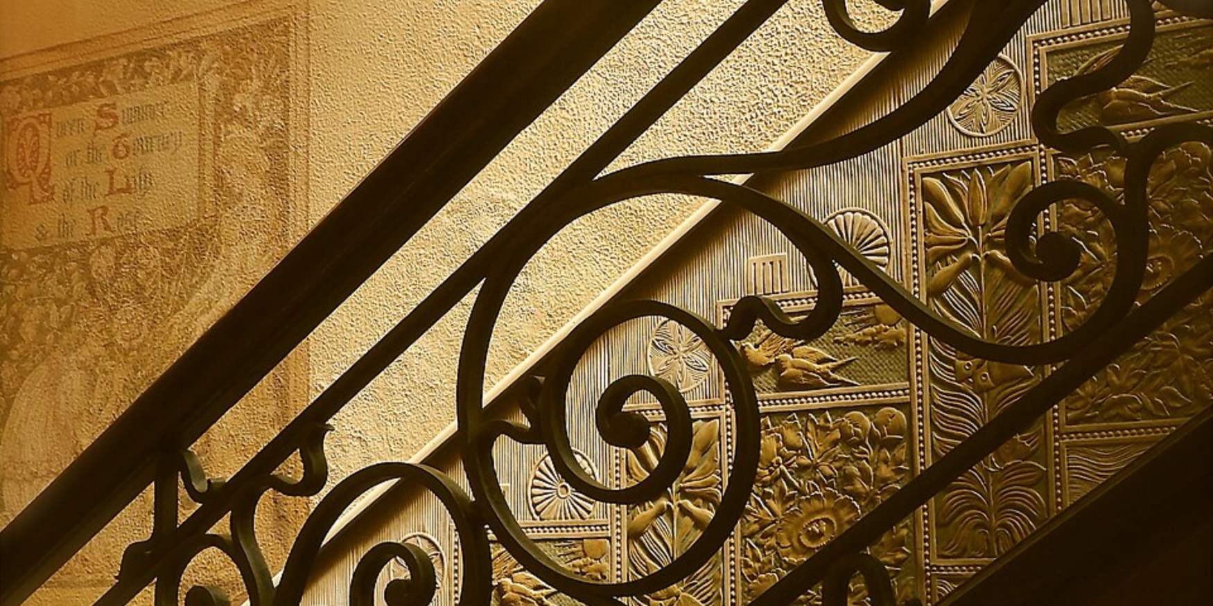 detail van trapleuning en muur in het Eugeen Van Mieghemmuseum