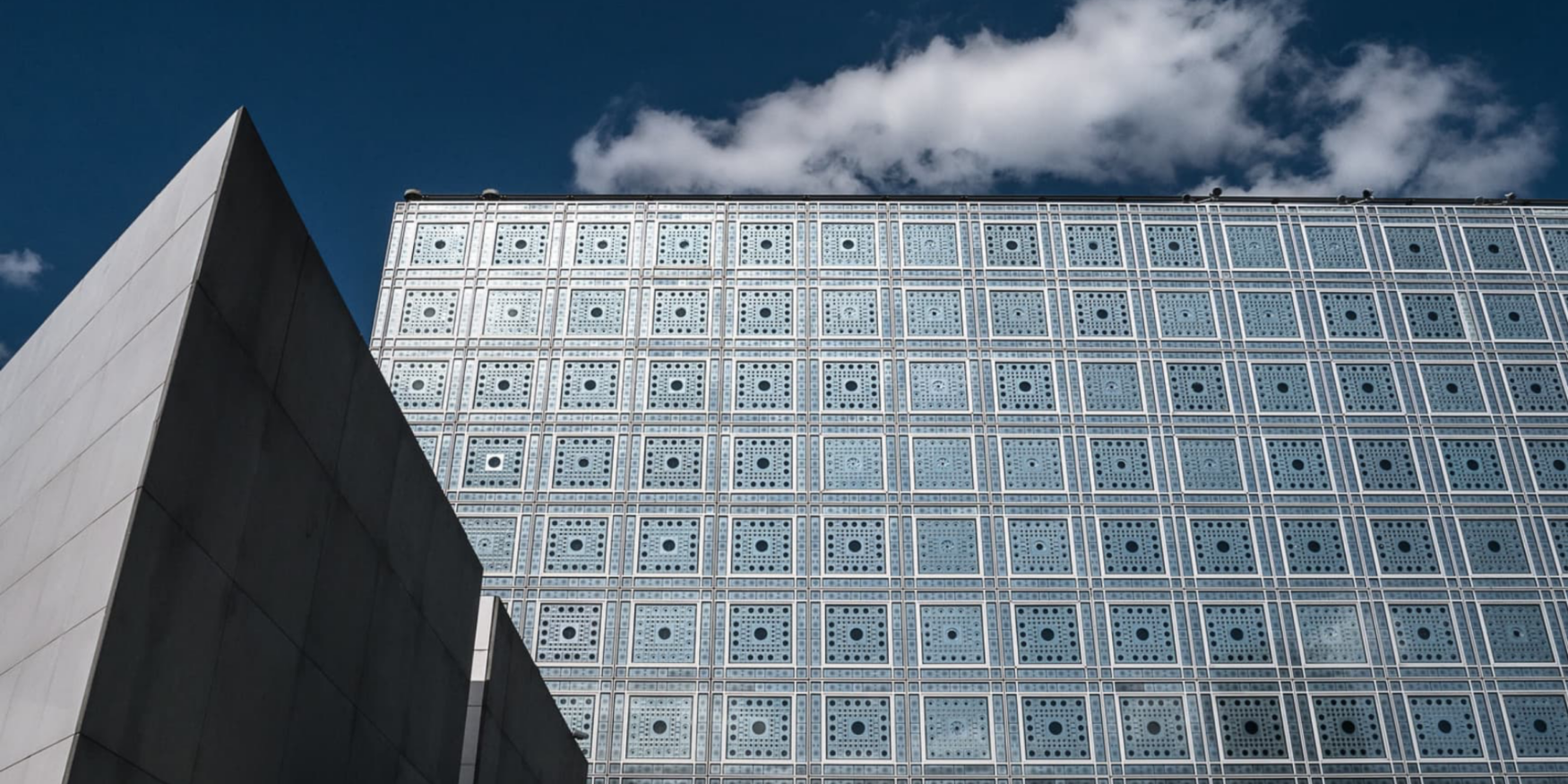 gevel van het Institut du monde arabe in Parijs