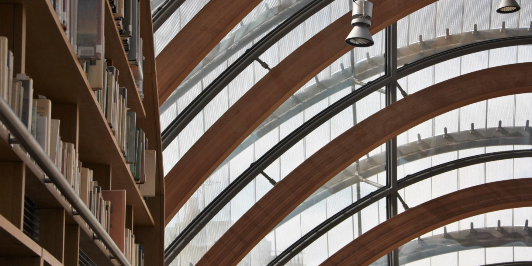 houten bogen en glazen dakconstructie in de Fondation Jérôme Seydoux in Parijs