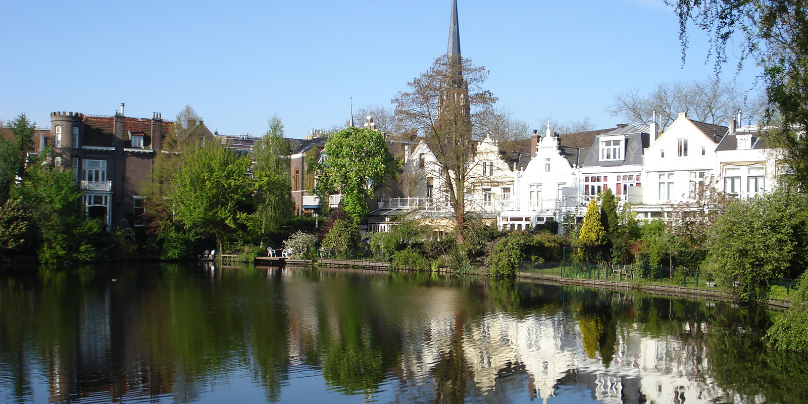 mooie witte huizen aan de Slotvijver in de Rotterdamse wijk Kralingen