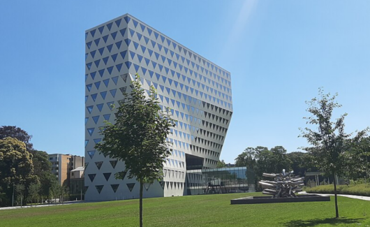 Provinciehuis van Antwerpen met tuin en kunstwerk