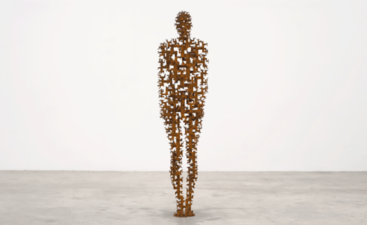 doorzichtig stalen lichaam (kunstwerk "Attend" van Antony Gormley)